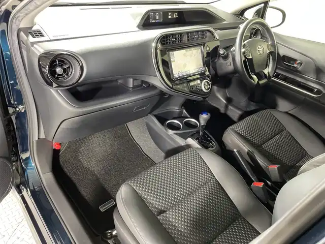 トヨタ アクア クロスオーバー 神奈川県 2017(平29)年 7.4万km ブラッキッシュアゲハガラスフレーク トヨタセーフティセンス/純正9型SDナビゲーション【NSZT-Y66T】/・BT/フルセグTV/CD/DVD/SD/バックカメラ/ハーフレザーシート/ビルトインETC/ECO/EVモード/スマートキー/プッシュスタートボタン/革巻きステアリング/ステアリングスイッチ/Autoライト/LEDヘッドライト/フォグランプ/ルーフレール/電動格納ミラー/ウィンカーミラー/シートリフター/純正フロアマット/純正ドアバイザー/純正16インチアルミホイール