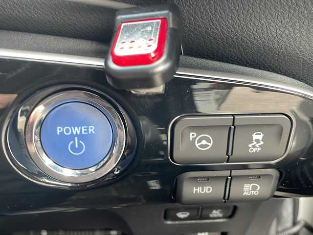 トヨタ プリウス A プレミアム　ツーリングセレ 青森県 2016(平28)年 4.7万km ホワイトパールクリスタルシャイン 4WD/寒冷地仕様/純正9インチナビ・フルセグTV/CD・DVD・Bluetooth・SD/バックカメラ/黒レザーシート/前席シートヒーター/運転席パワーシート/ヘッドアップディスプレイ/プリクラッシュセーフティ/レーダークルーズコントロール/レーンディパーチャーアラート/オートマチックハイビーム/ブラインドスポットモニター/クリアランスソナー/シンプルパーキングアシスト/AC100V1500W/ミラー型ドライブレコーダー/ビルトインETC/LEDヘッドライト/LEDフォグランプ/LEDリアフォグランプ/社外車高調/モデリスタエアロ