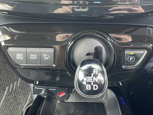 トヨタ プリウス A プレミアム　ツーリングセレ 青森県 2016(平28)年 4.7万km ホワイトパールクリスタルシャイン 4WD/寒冷地仕様/純正9インチナビ・フルセグTV/CD・DVD・Bluetooth・SD/バックカメラ/黒レザーシート/前席シートヒーター/運転席パワーシート/ヘッドアップディスプレイ/プリクラッシュセーフティ/レーダークルーズコントロール/レーンディパーチャーアラート/オートマチックハイビーム/ブラインドスポットモニター/クリアランスソナー/シンプルパーキングアシスト/AC100V1500W/ミラー型ドライブレコーダー/ビルトインETC/LEDヘッドライト/LEDフォグランプ/LEDリアフォグランプ/社外車高調/モデリスタエアロ