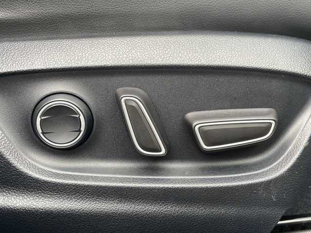 トヨタ プリウス A プレミアム　ツーリングセレ 青森県 2016(平28)年 4.7万km ホワイトパールクリスタルシャイン 4WD/寒冷地仕様/純正9インチナビ・フルセグTV/CD・DVD・Bluetooth・SD/バックカメラ/黒レザーシート/前席シートヒーター/運転席パワーシート/ヘッドアップディスプレイ/プリクラッシュセーフティ/レーダークルーズコントロール/レーンディパーチャーアラート/オートマチックハイビーム/ブラインドスポットモニター/クリアランスソナー/シンプルパーキングアシスト/AC100V1500W/ミラー型ドライブレコーダー/ビルトインETC/LEDヘッドライト/LEDフォグランプ/LEDリアフォグランプ/社外車高調/モデリスタエアロ