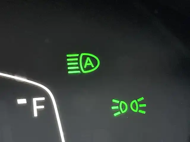 ホンダ フィット e:HEVリュクス 福岡県 2021(令3)年 1.5万km プラチナホワイトパール ホンダセンシング　/社外ナビ　/フルセグＴＶ　/Ｂｌｕｅｔｏｏｔｈ　/オートライト　/ＬＥＤライト／フォグランプ　/前席シートヒーター　/パーキングセンサー　/レザーシート　/革巻きステアリング　/ＡＣＣ　/車線逸脱防止/電動パーキング/ブレーキホールド/ビルドインETC/スマートキー/プッシュスタート/純正アルミホイール/ドアバイザー/ドライブレコーダー