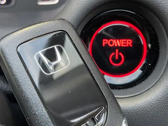 ホンダ フィット e:HEVリュクス 福岡県 2021(令3)年 1.5万km プラチナホワイトパール ホンダセンシング　/社外ナビ　/フルセグＴＶ　/Ｂｌｕｅｔｏｏｔｈ　/オートライト　/ＬＥＤライト／フォグランプ　/前席シートヒーター　/パーキングセンサー　/レザーシート　/革巻きステアリング　/ＡＣＣ　/車線逸脱防止/電動パーキング/ブレーキホールド/ビルドインETC/スマートキー/プッシュスタート/純正アルミホイール/ドアバイザー/ドライブレコーダー