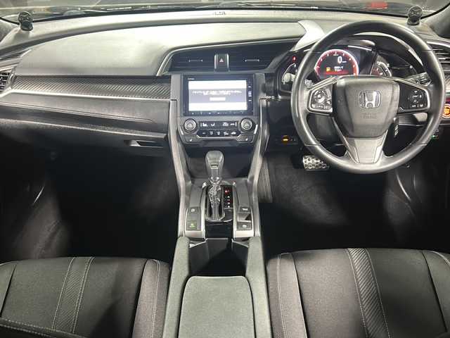 ホンダ シビック ハッチバック 広島県 2018(平30)年 5.7万km クリスタルブラックパール 禁煙/Honda SENSING/・衝突軽減ブレーキ〈CMBS〉/・渋滞追従機能付アダプティブ・クルーズ・コントロール/・LKAS〈車線維持支援システム〉/・路外逸脱抑制機能/・オートハイビーム/・標識認識機能/アジャイルハンドリングアシスト/純正ナビ（VXM-185VFi）/・フルセグ/CD/DVD/Bluetooth/SD/バックカメラ/革巻きステアリング/ステアリングスイッチ/パドルシフト/オートライト/シートヒーター/電動パーキングブレーキ/ブレーキホールド/スマートキー/プッシュスタート/スペアキー/純正前後ドライブレコーダー/ETC/トノカバー/カロッツェリアサブウーファー（TB-WX130DA）/ピアノブラック・フロントグリル/フロントスポイラー/純正１８インチアルミホイール/W+サイド+カーテンエアバック