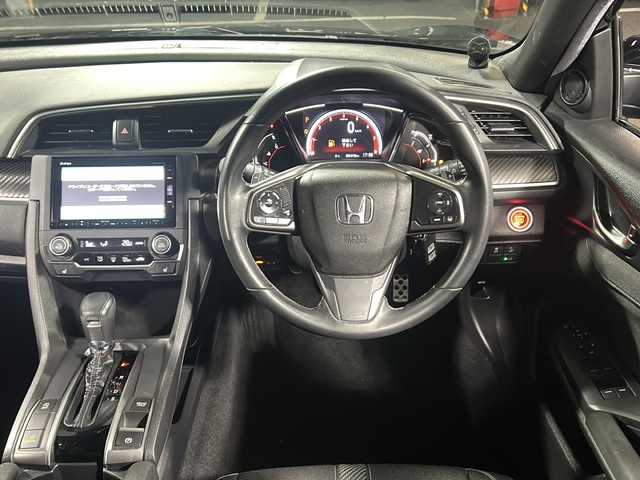 ホンダ シビック ハッチバック 広島県 2018(平30)年 5.7万km クリスタルブラックパール 禁煙/Honda SENSING/・衝突軽減ブレーキ〈CMBS〉/・渋滞追従機能付アダプティブ・クルーズ・コントロール/・LKAS〈車線維持支援システム〉/・路外逸脱抑制機能/・オートハイビーム/・標識認識機能/アジャイルハンドリングアシスト/純正ナビ（VXM-185VFi）/・フルセグ/CD/DVD/Bluetooth/SD/バックカメラ/革巻きステアリング/ステアリングスイッチ/パドルシフト/オートライト/シートヒーター/電動パーキングブレーキ/ブレーキホールド/スマートキー/プッシュスタート/スペアキー/純正前後ドライブレコーダー/ETC/トノカバー/カロッツェリアサブウーファー（TB-WX130DA）/ピアノブラック・フロントグリル/フロントスポイラー/純正１８インチアルミホイール/W+サイド+カーテンエアバック