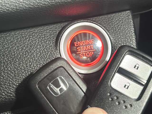 ホンダ シビック ハッチバック 広島県 2018(平30)年 5.7万km クリスタルブラックパール 禁煙/Honda SENSING/・衝突軽減ブレーキ〈CMBS〉/・渋滞追従機能付アダプティブ・クルーズ・コントロール/・LKAS〈車線維持支援システム〉/・路外逸脱抑制機能/・オートハイビーム/・標識認識機能/アジャイルハンドリングアシスト/純正ナビ（VXM-185VFi）/・フルセグ/CD/DVD/Bluetooth/SD/バックカメラ/革巻きステアリング/ステアリングスイッチ/パドルシフト/オートライト/シートヒーター/電動パーキングブレーキ/ブレーキホールド/スマートキー/プッシュスタート/スペアキー/純正前後ドライブレコーダー/ETC/トノカバー/カロッツェリアサブウーファー（TB-WX130DA）/ピアノブラック・フロントグリル/フロントスポイラー/純正１８インチアルミホイール/W+サイド+カーテンエアバック