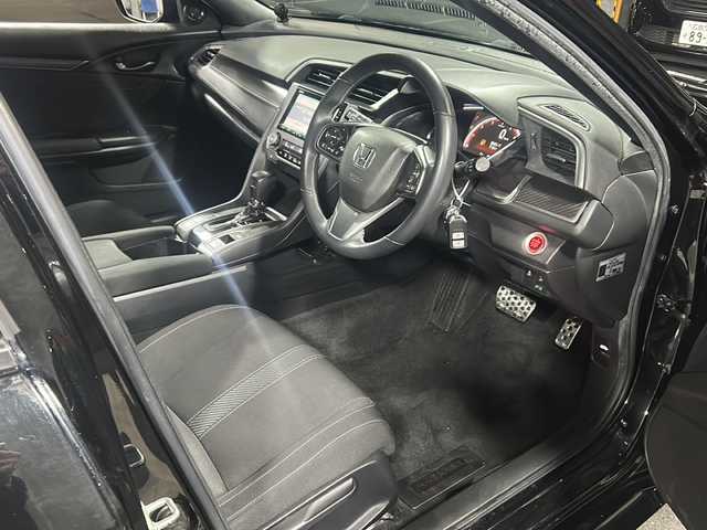 ホンダ シビック ハッチバック 広島県 2018(平30)年 5.7万km クリスタルブラックパール 禁煙/Honda SENSING/・衝突軽減ブレーキ〈CMBS〉/・渋滞追従機能付アダプティブ・クルーズ・コントロール/・LKAS〈車線維持支援システム〉/・路外逸脱抑制機能/・オートハイビーム/・標識認識機能/アジャイルハンドリングアシスト/純正ナビ（VXM-185VFi）/・フルセグ/CD/DVD/Bluetooth/SD/バックカメラ/革巻きステアリング/ステアリングスイッチ/パドルシフト/オートライト/シートヒーター/電動パーキングブレーキ/ブレーキホールド/スマートキー/プッシュスタート/スペアキー/純正前後ドライブレコーダー/ETC/トノカバー/カロッツェリアサブウーファー（TB-WX130DA）/ピアノブラック・フロントグリル/フロントスポイラー/純正１８インチアルミホイール/W+サイド+カーテンエアバック