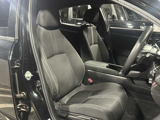 ホンダ シビック ハッチバック 広島県 2018(平30)年 5.7万km クリスタルブラックパール 禁煙/Honda SENSING/・衝突軽減ブレーキ〈CMBS〉/・渋滞追従機能付アダプティブ・クルーズ・コントロール/・LKAS〈車線維持支援システム〉/・路外逸脱抑制機能/・オートハイビーム/・標識認識機能/アジャイルハンドリングアシスト/純正ナビ（VXM-185VFi）/・フルセグ/CD/DVD/Bluetooth/SD/バックカメラ/革巻きステアリング/ステアリングスイッチ/パドルシフト/オートライト/シートヒーター/電動パーキングブレーキ/ブレーキホールド/スマートキー/プッシュスタート/スペアキー/純正前後ドライブレコーダー/ETC/トノカバー/カロッツェリアサブウーファー（TB-WX130DA）/ピアノブラック・フロントグリル/フロントスポイラー/純正１８インチアルミホイール/W+サイド+カーテンエアバック