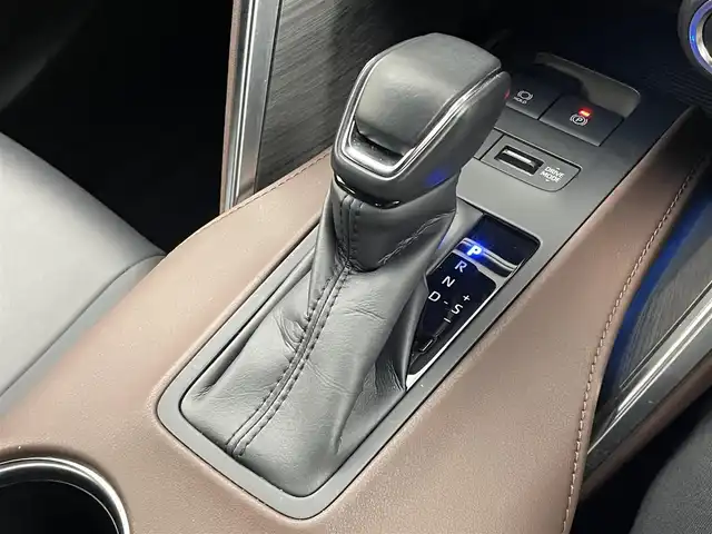 トヨタ ハリアー ハイブリッド Z 埼玉県 2023(令5)年 2.3万km プラチナホワイトパールマイカ 純正ナビ/（Bluetooth／USB／フルセグTV）/JBLサウンド/ハーフレザー/デジタルインナーミラー/全方位カメラ/ビルトインETC2.0/レーダークルーズコントロール/電動パワーバックドア/運転席パワーシート/ヘッドアップディスプレイ/ブラインドスポットモニター/アイドリングストップ/MTモード付AT/レーンキープ/前後ソナー/衝突軽減/オートマチックハイビーム/LED/オートライト/TVキャンセラー/電動チルト・テレスコ/プッシュスタート/スマートキー