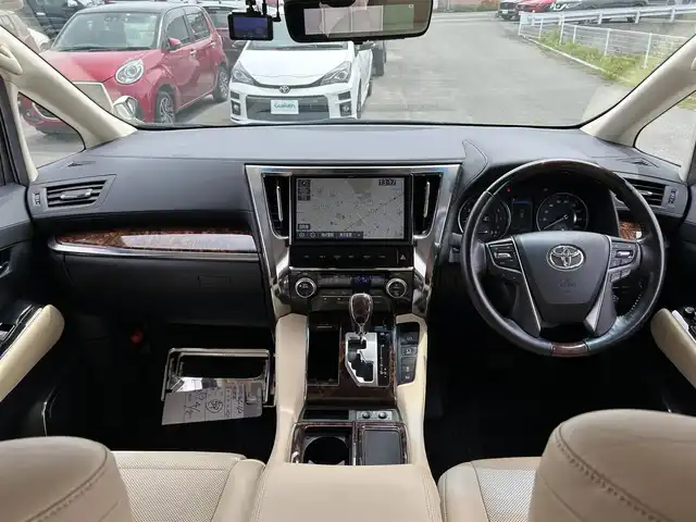 トヨタ アルファード G 福岡県 2019(令1)年 7.8万km 白 ・PUSHスタート/・パワーステアリング/・パワーウィンドウ/・100V充電/・スマートキー/・WAC/・クルーズコントロール/・オートライト/・BT/・純正後席モニター/・CDチェンジャー/・純正ビルトインETC/・バックカメラ/・フルセグ/・オートマチックハイビーム/・純正カーナビ/・3列シート/・オットマン/・前後ドラレコ/・ウォークスルー/・純正フロアマット/・D+N席パワーシート/・レザーシート/・エアロパーツ(モデリスタ)/・純正アルミホイール/・ABS/・横滑り防止装置/・Wエアバッグ＋サイドエアバッグ/・衝突被害軽減システム/・レーンキープアシスト/・盗難防止装置