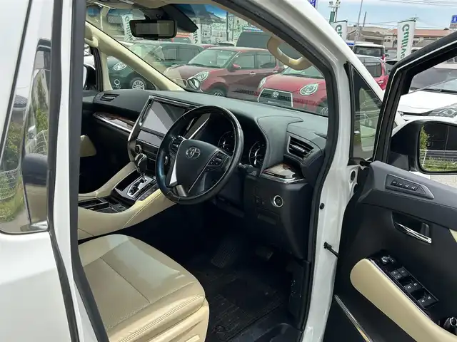 トヨタ アルファード G 福岡県 2019(令1)年 7.8万km 白 ・PUSHスタート/・パワーステアリング/・パワーウィンドウ/・100V充電/・スマートキー/・WAC/・クルーズコントロール/・オートライト/・BT/・純正後席モニター/・CDチェンジャー/・純正ビルトインETC/・バックカメラ/・フルセグ/・オートマチックハイビーム/・純正カーナビ/・3列シート/・オットマン/・前後ドラレコ/・ウォークスルー/・純正フロアマット/・D+N席パワーシート/・レザーシート/・エアロパーツ(モデリスタ)/・純正アルミホイール/・ABS/・横滑り防止装置/・Wエアバッグ＋サイドエアバッグ/・衝突被害軽減システム/・レーンキープアシスト/・盗難防止装置