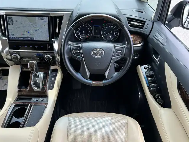 トヨタ アルファード G 福岡県 2019(令1)年 7.8万km 白 ・PUSHスタート/・パワーステアリング/・パワーウィンドウ/・100V充電/・スマートキー/・WAC/・クルーズコントロール/・オートライト/・BT/・純正後席モニター/・CDチェンジャー/・純正ビルトインETC/・バックカメラ/・フルセグ/・オートマチックハイビーム/・純正カーナビ/・3列シート/・オットマン/・前後ドラレコ/・ウォークスルー/・純正フロアマット/・D+N席パワーシート/・レザーシート/・エアロパーツ(モデリスタ)/・純正アルミホイール/・ABS/・横滑り防止装置/・Wエアバッグ＋サイドエアバッグ/・衝突被害軽減システム/・レーンキープアシスト/・盗難防止装置