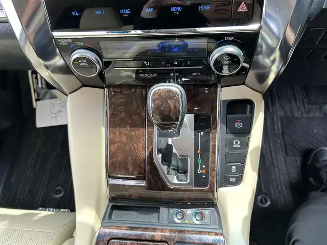 トヨタ アルファード G 福岡県 2019(令1)年 7.8万km 白 ・PUSHスタート/・パワーステアリング/・パワーウィンドウ/・100V充電/・スマートキー/・WAC/・クルーズコントロール/・オートライト/・BT/・純正後席モニター/・CDチェンジャー/・純正ビルトインETC/・バックカメラ/・フルセグ/・オートマチックハイビーム/・純正カーナビ/・3列シート/・オットマン/・前後ドラレコ/・ウォークスルー/・純正フロアマット/・D+N席パワーシート/・レザーシート/・エアロパーツ(モデリスタ)/・純正アルミホイール/・ABS/・横滑り防止装置/・Wエアバッグ＋サイドエアバッグ/・衝突被害軽減システム/・レーンキープアシスト/・盗難防止装置