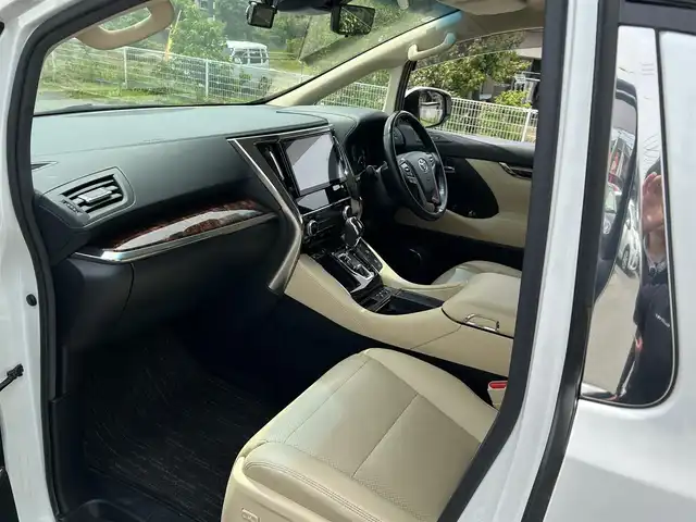 トヨタ アルファード G 福岡県 2019(令1)年 7.8万km 白 ・PUSHスタート/・パワーステアリング/・パワーウィンドウ/・100V充電/・スマートキー/・WAC/・クルーズコントロール/・オートライト/・BT/・純正後席モニター/・CDチェンジャー/・純正ビルトインETC/・バックカメラ/・フルセグ/・オートマチックハイビーム/・純正カーナビ/・3列シート/・オットマン/・前後ドラレコ/・ウォークスルー/・純正フロアマット/・D+N席パワーシート/・レザーシート/・エアロパーツ(モデリスタ)/・純正アルミホイール/・ABS/・横滑り防止装置/・Wエアバッグ＋サイドエアバッグ/・衝突被害軽減システム/・レーンキープアシスト/・盗難防止装置
