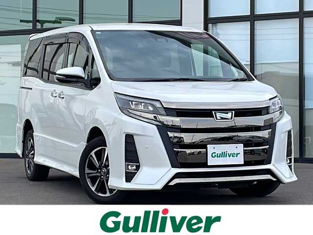 トヨタ ノア Si ダブルバイビー 道南・函館 2018(平30)年 2.2万km ホワイトパールクリスタルシャイン ・スマートキー＆プッシュスタート/・スペアキー/・寒冷地仕様/・スマートキー一体型エンジンスターター/・ＳＤナビ（Ｂｌｕｅｔｏｏｔｈ／ＳＤ／ＣＤ／ＵＳＢ／ＨＤＭＩ／ＴＶ）/・バックカメラ/・社外ＡＷ付き冬タイヤ積込み/・ビルトインＥＴＣ/・フリップダウンモニター/・ハーフレザーシート/・社外フロアマット/・クルーズコントロール/・ドライブレコーダー/・ウォークスルー/・電動格納ウィンカーミラー