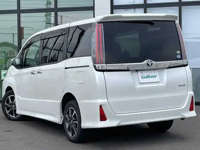 トヨタ ノア Si ダブルバイビー 道南・函館 2018(平30)年 2.2万km ホワイトパールクリスタルシャイン ・スマートキー＆プッシュスタート/・スペアキー/・寒冷地仕様/・スマートキー一体型エンジンスターター/・ＳＤナビ（Ｂｌｕｅｔｏｏｔｈ／ＳＤ／ＣＤ／ＵＳＢ／ＨＤＭＩ／ＴＶ）/・バックカメラ/・社外ＡＷ付き冬タイヤ積込み/・ビルトインＥＴＣ/・フリップダウンモニター/・ハーフレザーシート/・社外フロアマット/・クルーズコントロール/・ドライブレコーダー/・ウォークスルー/・電動格納ウィンカーミラー