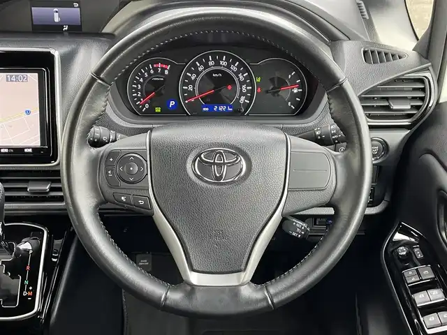 トヨタ ノア Si ダブルバイビー 道南・函館 2018(平30)年 2.2万km ホワイトパールクリスタルシャイン ・スマートキー＆プッシュスタート/・スペアキー/・寒冷地仕様/・スマートキー一体型エンジンスターター/・ＳＤナビ（Ｂｌｕｅｔｏｏｔｈ／ＳＤ／ＣＤ／ＵＳＢ／ＨＤＭＩ／ＴＶ）/・バックカメラ/・社外ＡＷ付き冬タイヤ積込み/・ビルトインＥＴＣ/・フリップダウンモニター/・ハーフレザーシート/・社外フロアマット/・クルーズコントロール/・ドライブレコーダー/・ウォークスルー/・電動格納ウィンカーミラー