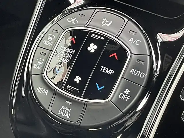 トヨタ ノア Si ダブルバイビー 道南・函館 2018(平30)年 2.2万km ホワイトパールクリスタルシャイン ・スマートキー＆プッシュスタート/・スペアキー/・寒冷地仕様/・スマートキー一体型エンジンスターター/・ＳＤナビ（Ｂｌｕｅｔｏｏｔｈ／ＳＤ／ＣＤ／ＵＳＢ／ＨＤＭＩ／ＴＶ）/・バックカメラ/・社外ＡＷ付き冬タイヤ積込み/・ビルトインＥＴＣ/・フリップダウンモニター/・ハーフレザーシート/・社外フロアマット/・クルーズコントロール/・ドライブレコーダー/・ウォークスルー/・電動格納ウィンカーミラー