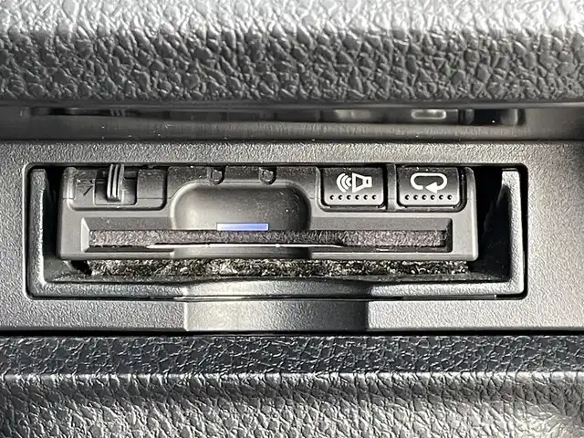 トヨタ ノア Si ダブルバイビー 道南・函館 2018(平30)年 2.2万km ホワイトパールクリスタルシャイン ・スマートキー＆プッシュスタート/・スペアキー/・寒冷地仕様/・スマートキー一体型エンジンスターター/・ＳＤナビ（Ｂｌｕｅｔｏｏｔｈ／ＳＤ／ＣＤ／ＵＳＢ／ＨＤＭＩ／ＴＶ）/・バックカメラ/・社外ＡＷ付き冬タイヤ積込み/・ビルトインＥＴＣ/・フリップダウンモニター/・ハーフレザーシート/・社外フロアマット/・クルーズコントロール/・ドライブレコーダー/・ウォークスルー/・電動格納ウィンカーミラー