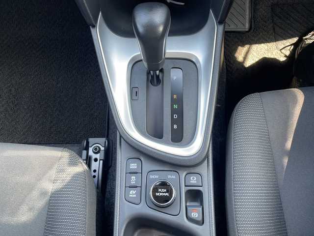 トヨタ ヤリスクロス ハイブリッド G 青森県 2021(令3)年 7万km ホワイトパールクリスタルシャイン 4WD/純正8インチディスプレイオーディオ/フルセグTV・Bluetooth・USB/OPパノラミックビューモニター/OPパワーバックドア/セーフティセンス/プリクラッシュセーフティ/レーダークルーズコントロール/レーントレーシングアシスト/オートマチックハイビーム/クリアランスソナー/OPブラインドスポットモニター/ビルトインETC/LEDヘッドライト/純正16インチアルミ/スマートキー/プッシュスタート