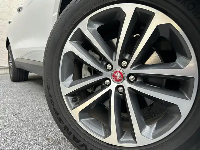 ジャガー Ｆペース ピュア 滋賀県 2019(令1)年 4万km 白 純正10インチメモリーナビ/ＭＥＲＩＤＩＡＮサウンドシステム/全周囲カメラ/バックカメラ/ドライブレコーダー前後/シートヒーターD/N/コーナーセンサー/アイドリングストップ/レーンキープアシスト/横滑り防止/電子パーキング/ステアリングスイッチ/オートライト/電動格納ミラー/電動リアゲート/シートメモリー/USB/ハンズフリーフォン/純正フロアマット/パワーシートD/N/スマートキー