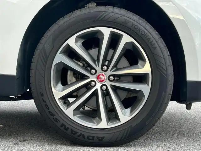 ジャガー Ｆペース ピュア 滋賀県 2019(令1)年 4万km 白 純正10インチメモリーナビ/ＭＥＲＩＤＩＡＮサウンドシステム/全周囲カメラ/バックカメラ/ドライブレコーダー前後/シートヒーターD/N/コーナーセンサー/アイドリングストップ/レーンキープアシスト/横滑り防止/電子パーキング/ステアリングスイッチ/オートライト/電動格納ミラー/電動リアゲート/シートメモリー/USB/ハンズフリーフォン/純正フロアマット/パワーシートD/N/スマートキー