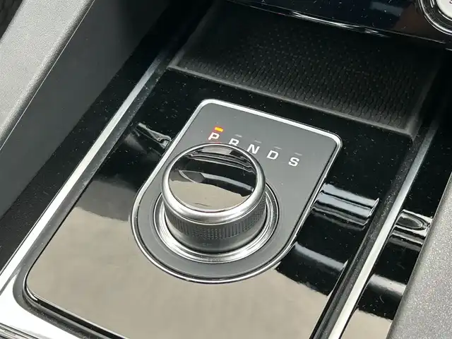 ジャガー Ｆペース ピュア 滋賀県 2019(令1)年 4万km 白 純正10インチメモリーナビ/ＭＥＲＩＤＩＡＮサウンドシステム/全周囲カメラ/バックカメラ/ドライブレコーダー前後/シートヒーターD/N/コーナーセンサー/アイドリングストップ/レーンキープアシスト/横滑り防止/電子パーキング/ステアリングスイッチ/オートライト/電動格納ミラー/電動リアゲート/シートメモリー/USB/ハンズフリーフォン/純正フロアマット/パワーシートD/N/スマートキー