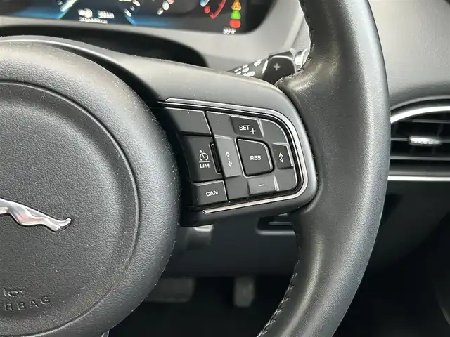 ジャガー Ｆペース ピュア 滋賀県 2019(令1)年 4万km 白 純正10インチメモリーナビ/ＭＥＲＩＤＩＡＮサウンドシステム/全周囲カメラ/バックカメラ/ドライブレコーダー前後/シートヒーターD/N/コーナーセンサー/アイドリングストップ/レーンキープアシスト/横滑り防止/電子パーキング/ステアリングスイッチ/オートライト/電動格納ミラー/電動リアゲート/シートメモリー/USB/ハンズフリーフォン/純正フロアマット/パワーシートD/N/スマートキー