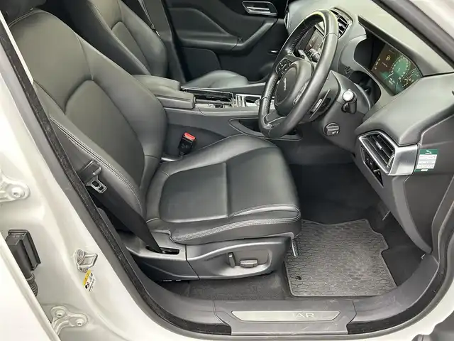 ジャガー Ｆペース ピュア 滋賀県 2019(令1)年 4万km 白 純正10インチメモリーナビ/ＭＥＲＩＤＩＡＮサウンドシステム/全周囲カメラ/バックカメラ/ドライブレコーダー前後/シートヒーターD/N/コーナーセンサー/アイドリングストップ/レーンキープアシスト/横滑り防止/電子パーキング/ステアリングスイッチ/オートライト/電動格納ミラー/電動リアゲート/シートメモリー/USB/ハンズフリーフォン/純正フロアマット/パワーシートD/N/スマートキー