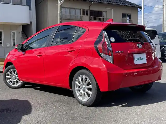 トヨタ アクア S 島根県 2016(平28)年 12.3万km スーパーレッドⅤ 純正SDナビ　/フルセグTV　/ＤＶＤ再生　/Ｂｌｕｅｔｏｏｔｈ　/バックカメラ　/前後ドラレコ　/ビルトインＥＴＣ　/スマートキー　/プッシュスタート　/社外１５インチアルミ　/オートライト　/オートエアコン/横滑り防止装置