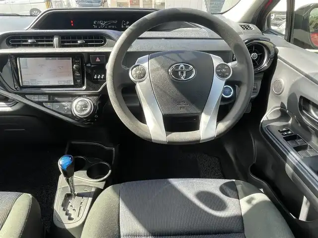 トヨタ アクア S 島根県 2016(平28)年 12.3万km スーパーレッドⅤ 純正SDナビ　/フルセグTV　/ＤＶＤ再生　/Ｂｌｕｅｔｏｏｔｈ　/バックカメラ　/前後ドラレコ　/ビルトインＥＴＣ　/スマートキー　/プッシュスタート　/社外１５インチアルミ　/オートライト　/オートエアコン/横滑り防止装置