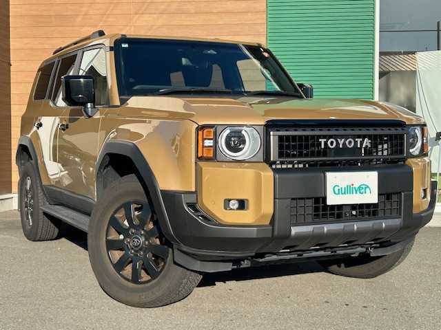 トヨタ ランドクルーザー ２５０ VX ファーストエディション 静岡県 2024(令6)年 1.6万km ベージュ ワンオーナー/AUTHOR ALARM/・Anti-Theft System/・Keyless Security/トヨタセーフティセンス/・プリクラッシュセーフティ/・レーンディパーチャーアラート/・ブラインドスポットモニター/・プロアクティブドライビングアシスト/・クリアランスソナー/・リヤクロストラフィックアラート/・リヤカメラディテクション/・ロードサインアシスト/・レーダークルーズコントロール/純正Tコネクトナビ/・フルセグTV/・Bluetooth/・AppleCarPlay/AndroidAuto/・FM/AM/USB/HDMI/・Miracast/サンルーフ/パノラミックビューモニター/ビルトインETC2.0/パワーバックドア/革巻きステアリング/ステアリングスイッチ/ステアリングヒーター/ブラウンレザーシート/前席シートヒーター/前席シートベンチレーション/運転席パワーシート/ブレーキオートホールド/スマートキー×２/LEDヘッドライト/フォグランプ/スペアタイヤ/オートライト/オートマチックハイビーム/純正18inAW/社外フロアマット/純正ドアバイザー/電動格納ウィンカーミラー/横滑り防止機能/保証証/取扱説明書
