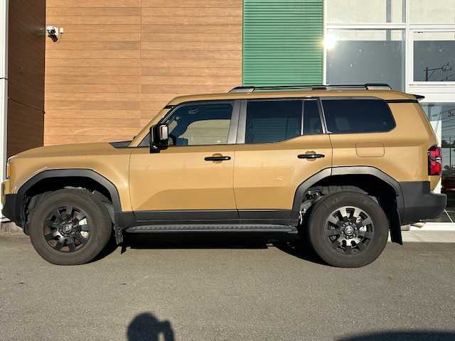 トヨタ ランドクルーザー ２５０ VX ファーストエディション 静岡県 2024(令6)年 1.6万km ベージュ ワンオーナー/AUTHOR ALARM/・Anti-Theft System/・Keyless Security/トヨタセーフティセンス/・プリクラッシュセーフティ/・レーンディパーチャーアラート/・ブラインドスポットモニター/・プロアクティブドライビングアシスト/・クリアランスソナー/・リヤクロストラフィックアラート/・リヤカメラディテクション/・ロードサインアシスト/・レーダークルーズコントロール/純正Tコネクトナビ/・フルセグTV/・Bluetooth/・AppleCarPlay/AndroidAuto/・FM/AM/USB/HDMI/・Miracast/サンルーフ/パノラミックビューモニター/ビルトインETC2.0/パワーバックドア/革巻きステアリング/ステアリングスイッチ/ステアリングヒーター/ブラウンレザーシート/前席シートヒーター/前席シートベンチレーション/運転席パワーシート/ブレーキオートホールド/スマートキー×２/LEDヘッドライト/フォグランプ/スペアタイヤ/オートライト/オートマチックハイビーム/純正18inAW/社外フロアマット/純正ドアバイザー/電動格納ウィンカーミラー/横滑り防止機能/保証証/取扱説明書