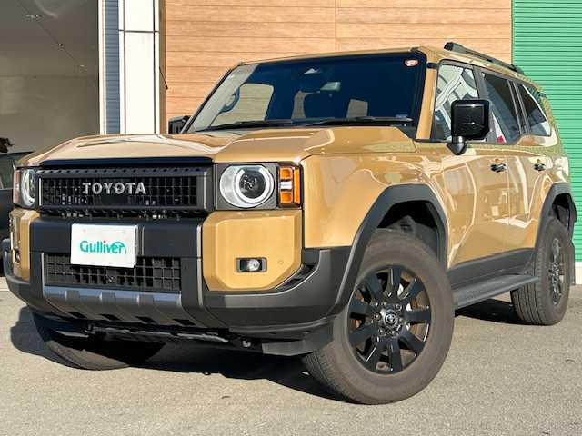トヨタ ランドクルーザー ２５０ VX ファーストエディション 静岡県 2024(令6)年 1.6万km ベージュ ワンオーナー/AUTHOR ALARM/・Anti-Theft System/・Keyless Security/トヨタセーフティセンス/・プリクラッシュセーフティ/・レーンディパーチャーアラート/・ブラインドスポットモニター/・プロアクティブドライビングアシスト/・クリアランスソナー/・リヤクロストラフィックアラート/・リヤカメラディテクション/・ロードサインアシスト/・レーダークルーズコントロール/純正Tコネクトナビ/・フルセグTV/・Bluetooth/・AppleCarPlay/AndroidAuto/・FM/AM/USB/HDMI/・Miracast/サンルーフ/パノラミックビューモニター/ビルトインETC2.0/パワーバックドア/革巻きステアリング/ステアリングスイッチ/ステアリングヒーター/ブラウンレザーシート/前席シートヒーター/前席シートベンチレーション/運転席パワーシート/ブレーキオートホールド/スマートキー×２/LEDヘッドライト/フォグランプ/スペアタイヤ/オートライト/オートマチックハイビーム/純正18inAW/社外フロアマット/純正ドアバイザー/電動格納ウィンカーミラー/横滑り防止機能/保証証/取扱説明書