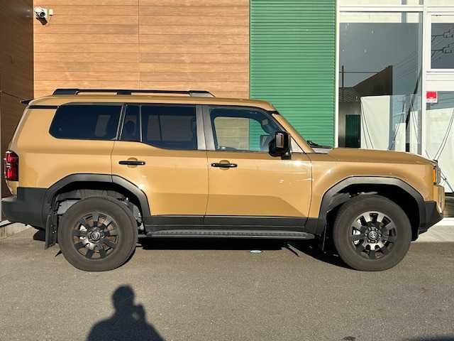 トヨタ ランドクルーザー ２５０ VX ファーストエディション 静岡県 2024(令6)年 1.6万km ベージュ ワンオーナー/AUTHOR ALARM/・Anti-Theft System/・Keyless Security/トヨタセーフティセンス/・プリクラッシュセーフティ/・レーンディパーチャーアラート/・ブラインドスポットモニター/・プロアクティブドライビングアシスト/・クリアランスソナー/・リヤクロストラフィックアラート/・リヤカメラディテクション/・ロードサインアシスト/・レーダークルーズコントロール/純正Tコネクトナビ/・フルセグTV/・Bluetooth/・AppleCarPlay/AndroidAuto/・FM/AM/USB/HDMI/・Miracast/サンルーフ/パノラミックビューモニター/ビルトインETC2.0/パワーバックドア/革巻きステアリング/ステアリングスイッチ/ステアリングヒーター/ブラウンレザーシート/前席シートヒーター/前席シートベンチレーション/運転席パワーシート/ブレーキオートホールド/スマートキー×２/LEDヘッドライト/フォグランプ/スペアタイヤ/オートライト/オートマチックハイビーム/純正18inAW/社外フロアマット/純正ドアバイザー/電動格納ウィンカーミラー/横滑り防止機能/保証証/取扱説明書