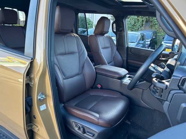 トヨタ ランドクルーザー ２５０ VX ファーストエディション 静岡県 2024(令6)年 1.6万km ベージュ ワンオーナー/AUTHOR ALARM/・Anti-Theft System/・Keyless Security/トヨタセーフティセンス/・プリクラッシュセーフティ/・レーンディパーチャーアラート/・ブラインドスポットモニター/・プロアクティブドライビングアシスト/・クリアランスソナー/・リヤクロストラフィックアラート/・リヤカメラディテクション/・ロードサインアシスト/・レーダークルーズコントロール/純正Tコネクトナビ/・フルセグTV/・Bluetooth/・AppleCarPlay/AndroidAuto/・FM/AM/USB/HDMI/・Miracast/サンルーフ/パノラミックビューモニター/ビルトインETC2.0/パワーバックドア/革巻きステアリング/ステアリングスイッチ/ステアリングヒーター/ブラウンレザーシート/前席シートヒーター/前席シートベンチレーション/運転席パワーシート/ブレーキオートホールド/スマートキー×２/LEDヘッドライト/フォグランプ/スペアタイヤ/オートライト/オートマチックハイビーム/純正18inAW/社外フロアマット/純正ドアバイザー/電動格納ウィンカーミラー/横滑り防止機能/保証証/取扱説明書