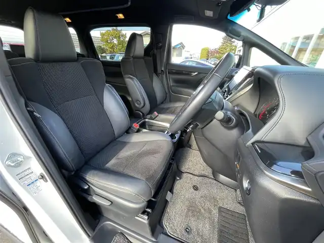 トヨタ アルファード S タイプゴールドⅡ 道央・札幌 2021(令3)年 5万km ホワイトパールクリスタルシャイン ・4WD/・寒冷地仕様/・純正ディスプレイオーディオ/（フルセグ/AM/FM/CD/DVD/BT）/・純正フリップダウンモニター/・純正エンジンスターター/・社外ドライブレコーダー前後/・純正ビルトインETC/・バックモニター/・デジタルインナーミラー/・両側パワースライドドア/・衝突軽減ブレーキ/・クルーズコントロール（追従機能付）/・コーナーセンサー/・レーンキープアシスト/・ハーフレザーシート/・オートエアコン/・純正　18インチAW（スタッドレス）/・電動バックドア/・後席オットマン/・ドアバイザー/・ステアリングスイッチ/・オートブレーキホールド/・電動パーキングブレーキ/・LEDヘッドライト/・LEDフォグランプ/・リアフォグランプ/・ワイパーデアイサー/・オートライト/・オートハイビーム/・SOSコール/・盗難防止装置/・ABS/・横滑り防止装置/・スマートキー/・プッシュスタート/・スペアキー/・社外フロアマット