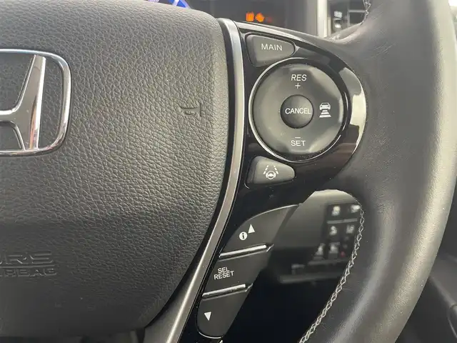 ホンダ オデッセイ ハイブリッド アブソルート・EXホンダセンジング 埼玉県 2017(平29)年 4.3万km プレミアムヴィーナスブラックP ホンダセンシング/　CMBS（衝突軽減ブレーキ）/　ACC（アダプティブクルーズコントロール）/　LKAS（車線維持支援システム）/純正9インチメモリナビ　（VXM-185VFNi）/　DTV CD DVD BT USB HDMI iPod/両側パワースライドドア/全方位カメラ/純正フリップダウンモニター/後席スモーク/ウォークスルー/横滑り防止装置/ビルトインETC2.0/エンジンスタートボタン/スマートキー/スペアキー/オートライト/純正LEDヘッドライト＆フォグランプ/純正アルミホイール