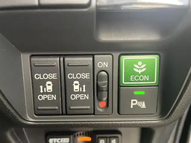 ホンダ オデッセイ ハイブリッド アブソルート・EXホンダセンジング 埼玉県 2017(平29)年 4.3万km プレミアムヴィーナスブラックP ホンダセンシング/　CMBS（衝突軽減ブレーキ）/　ACC（アダプティブクルーズコントロール）/　LKAS（車線維持支援システム）/純正9インチメモリナビ　（VXM-185VFNi）/　DTV CD DVD BT USB HDMI iPod/両側パワースライドドア/全方位カメラ/純正フリップダウンモニター/後席スモーク/ウォークスルー/横滑り防止装置/ビルトインETC2.0/エンジンスタートボタン/スマートキー/スペアキー/オートライト/純正LEDヘッドライト＆フォグランプ/純正アルミホイール