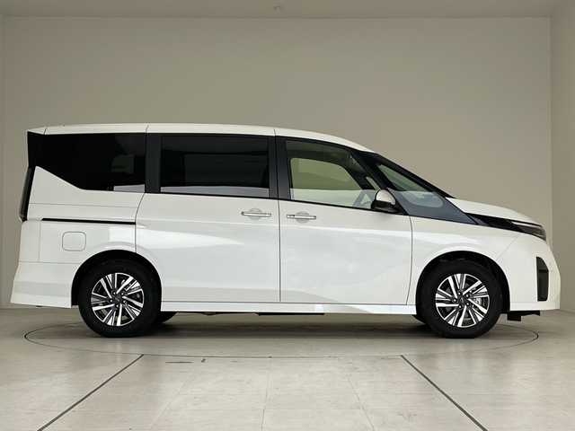 日産 セレナ ハイウェイスター V 愛知県 2025(令7)年 0.9万km プリズムホワイト プロパイロット/ディスプレイオーディオナビ/両側パワースライドドア/レーダークルーズコントロール/バックカメラ/ハンズフリースライドドア/コーナーセンサー/純正アルミホイール/ブラインドスポットモニター/LEDヘッドライト/パドルシフト/リアオートエアコン/オートマチックハイビーム/ドライブレコーダー/ETC/ステアリングスイッチ/スマートキー/プッシュスタート