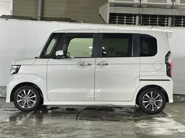 ホンダ Ｎ ＢＯＸ カスタム L 青森県 2023(令5)年 0.8万km プラチナホワイトパール ワンオーナー/純正14AW/純正フロアマット/両側パワースライドドア/フォグランプ/コーナーセンサー/ベンチシート/シートヒーター前席/クルーズコントロール/衝突軽減ブレーキ/車線逸脱警報/アイドリングストップ/ヒルスタートアシスト/盗難防止警報/横滑り防止機能/電動パーキング/USB/スペアキー/社外14AW冬タイヤ積込（155/65/14）/保証書/取扱説明書