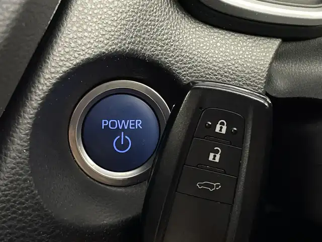 トヨタ カローラ クロス ハイブリッド Z 新潟県 2021(令3)年 5.2万km プラチナホワイトパールマイカ 禁煙車/ワンオーナー/純正ディスプレイオーディオ/　フルセグ/USB/Bluetooth/Miracast/　ナビ無料期間終了/バックカメラ/コーナーセンサー/ハーフレザーシート/前席シートヒーター/運転席パワーシート/パワーバックドア/LEDヘッドライト/オートライト/フォグランプ/オートハイビーム/レーダークルーズコントロール/電動格納式ミラー/ETC/社外ルミ付きスタッドレス/　（積み込み８mm）/新車時保証書/取扱説明書/スペアキー