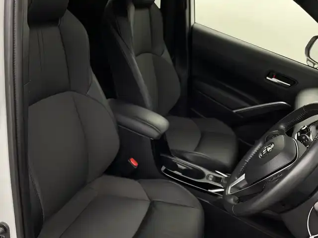 トヨタ カローラ クロス ハイブリッド Z 新潟県 2021(令3)年 5.2万km プラチナホワイトパールマイカ 禁煙車/ワンオーナー/純正ディスプレイオーディオ/　フルセグ/USB/Bluetooth/Miracast/　ナビ無料期間終了/バックカメラ/コーナーセンサー/ハーフレザーシート/前席シートヒーター/運転席パワーシート/パワーバックドア/LEDヘッドライト/オートライト/フォグランプ/オートハイビーム/レーダークルーズコントロール/電動格納式ミラー/ETC/社外ルミ付きスタッドレス/　（積み込み８mm）/新車時保証書/取扱説明書/スペアキー