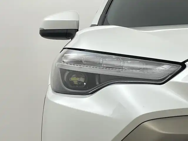 トヨタ カローラ クロス ハイブリッド Z 新潟県 2021(令3)年 5.2万km プラチナホワイトパールマイカ 禁煙車/ワンオーナー/純正ディスプレイオーディオ/　フルセグ/USB/Bluetooth/Miracast/　ナビ無料期間終了/バックカメラ/コーナーセンサー/ハーフレザーシート/前席シートヒーター/運転席パワーシート/パワーバックドア/LEDヘッドライト/オートライト/フォグランプ/オートハイビーム/レーダークルーズコントロール/電動格納式ミラー/ETC/社外ルミ付きスタッドレス/　（積み込み８mm）/新車時保証書/取扱説明書/スペアキー