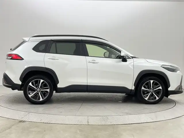 トヨタ カローラ クロス ハイブリッド Z 新潟県 2021(令3)年 5.2万km プラチナホワイトパールマイカ 禁煙車/ワンオーナー/純正ディスプレイオーディオ/　フルセグ/USB/Bluetooth/Miracast/　ナビ無料期間終了/バックカメラ/コーナーセンサー/ハーフレザーシート/前席シートヒーター/運転席パワーシート/パワーバックドア/LEDヘッドライト/オートライト/フォグランプ/オートハイビーム/レーダークルーズコントロール/電動格納式ミラー/ETC/社外ルミ付きスタッドレス/　（積み込み８mm）/新車時保証書/取扱説明書/スペアキー