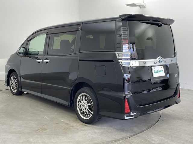 トヨタ ヴォクシー ハイブリッド ZS 煌Ⅲ 兵庫県 2021(令3)年 1.8万km ブラック [簡単登録・DNクレーム無効]/・純正メモリナビ/AM/FM/CD/DVD/USB/SD/・フルセグTV/・Bluetooth接続/・アップルカープレイ/・クルーズコントロール/・バックカメラ/・前席シートヒーター/・前後ドライブレコーダー/・ビルトインETC/・両側パワースライドドア/・レーンキープアシスト/・衝突被害軽減システム/・横滑り防止装置/・コーナーセンサー/・LEDヘッドライト/・フロアマット/・16インチ純正アルミホイール/・