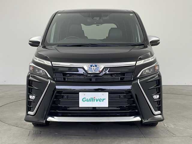 トヨタ ヴォクシー ハイブリッド ZS 煌Ⅲ 兵庫県 2021(令3)年 1.8万km ブラック [簡単登録・DNクレーム無効]/・純正メモリナビ/AM/FM/CD/DVD/USB/SD/・フルセグTV/・Bluetooth接続/・アップルカープレイ/・クルーズコントロール/・バックカメラ/・前席シートヒーター/・前後ドライブレコーダー/・ビルトインETC/・両側パワースライドドア/・レーンキープアシスト/・衝突被害軽減システム/・横滑り防止装置/・コーナーセンサー/・LEDヘッドライト/・フロアマット/・16インチ純正アルミホイール/・