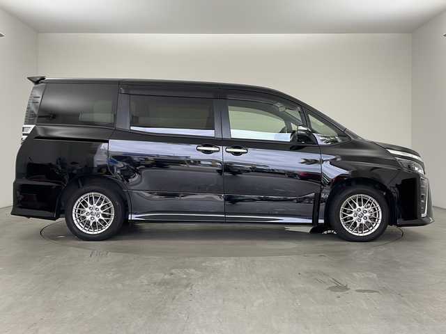 トヨタ ヴォクシー ハイブリッド ZS 煌Ⅲ 兵庫県 2021(令3)年 1.8万km ブラック [簡単登録・DNクレーム無効]/・純正メモリナビ/AM/FM/CD/DVD/USB/SD/・フルセグTV/・Bluetooth接続/・アップルカープレイ/・クルーズコントロール/・バックカメラ/・前席シートヒーター/・前後ドライブレコーダー/・ビルトインETC/・両側パワースライドドア/・レーンキープアシスト/・衝突被害軽減システム/・横滑り防止装置/・コーナーセンサー/・LEDヘッドライト/・フロアマット/・16インチ純正アルミホイール/・