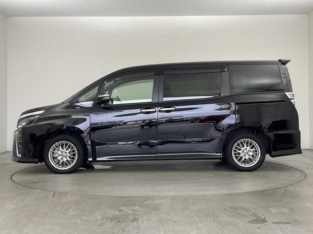 トヨタ ヴォクシー ハイブリッド ZS 煌Ⅲ 兵庫県 2021(令3)年 1.8万km ブラック [簡単登録・DNクレーム無効]/・純正メモリナビ/AM/FM/CD/DVD/USB/SD/・フルセグTV/・Bluetooth接続/・アップルカープレイ/・クルーズコントロール/・バックカメラ/・前席シートヒーター/・前後ドライブレコーダー/・ビルトインETC/・両側パワースライドドア/・レーンキープアシスト/・衝突被害軽減システム/・横滑り防止装置/・コーナーセンサー/・LEDヘッドライト/・フロアマット/・16インチ純正アルミホイール/・