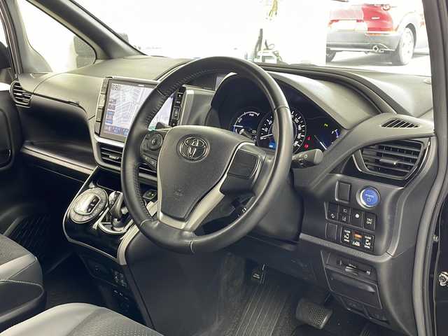 トヨタ ヴォクシー ハイブリッド ZS 煌Ⅲ 兵庫県 2021(令3)年 1.8万km ブラック [簡単登録・DNクレーム無効]/・純正メモリナビ/AM/FM/CD/DVD/USB/SD/・フルセグTV/・Bluetooth接続/・アップルカープレイ/・クルーズコントロール/・バックカメラ/・前席シートヒーター/・前後ドライブレコーダー/・ビルトインETC/・両側パワースライドドア/・レーンキープアシスト/・衝突被害軽減システム/・横滑り防止装置/・コーナーセンサー/・LEDヘッドライト/・フロアマット/・16インチ純正アルミホイール/・