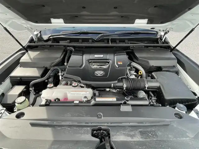 トヨタ ランドクルーザー ZX 滋賀県 2022(令4)年 1.5万km プレシャスホワイトパール ワンオーナー/電動サンルーフ/純正9型ディスプレイ/・Bluetooth/フルセグ/・CD/DVD/アラウンドビューモニター/ウッドコンビステアリング/ステアリングリモコン/ステアリングヒーター/ETC2.0/前後ドライブレコーダー/黒革シート/前席パワーシート/全席シートベンチレーション/全席シートヒーター/マルチテレインセレクト/電動デフロック/パワーバックドア/トヨタセーフティセンス/・レーダークルーズコントロール/・レーンディパーチャーアラート/・ブラインドスポットモニター/・プリクラッシュセーフティ/・クリアランスソナー/・リヤクロストラフィックアラート/・ロードサインアシスト/・ヘッドアップディスプレイ/プロジェクター式LEDヘッドランプ/フォグライト/オートハイビーム/指紋認証スタートスイッチ/スマートキー